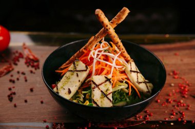 Taze salata tabağı ile karışık yeşillik