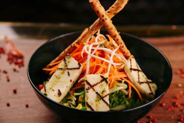 Taze salata tabağı ile karışık yeşillik