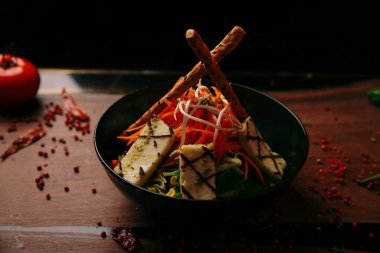 Taze salata tabağı ile karışık yeşillik