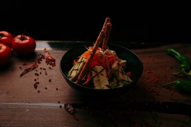 Taze salata tabağı ile karışık yeşillik