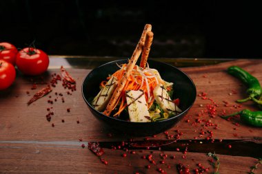 Taze salata tabağı ile karışık yeşillik