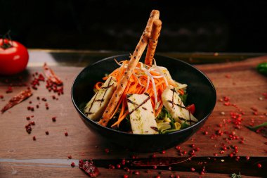 Taze salata tabağı ile karışık yeşillik