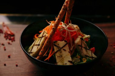 Taze salata tabağı ile karışık yeşillik