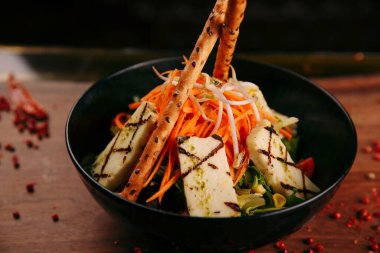 Taze salata tabağı ile karışık yeşillik