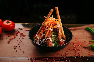 Taze salata tabağı ile karışık yeşillik