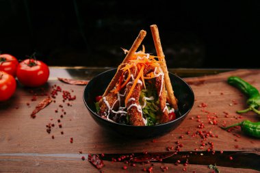 Taze salata tabağı ile karışık yeşillik