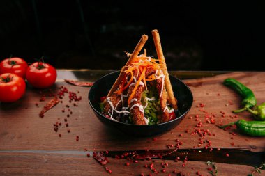 Taze salata tabağı ile karışık yeşillik