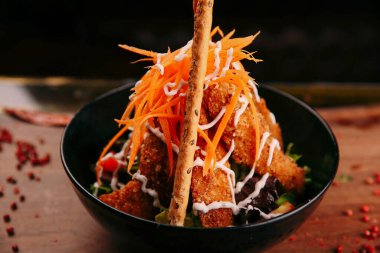 Taze salata tabağı ile karışık yeşillik