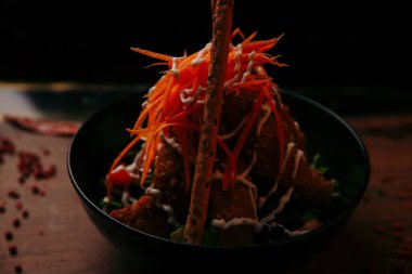 Taze salata tabağı ile karışık yeşillik