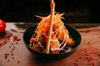 Taze salata tabağı ile karışık yeşillik