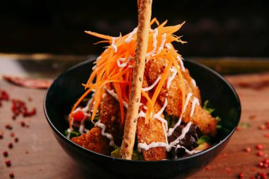 Taze salata tabağı ile karışık yeşillik