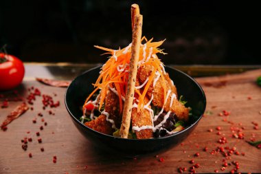 Taze salata tabağı ile karışık yeşillik