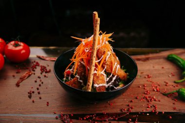 Taze salata tabağı ile karışık yeşillik