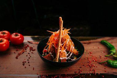 Taze salata tabağı ile karışık yeşillik