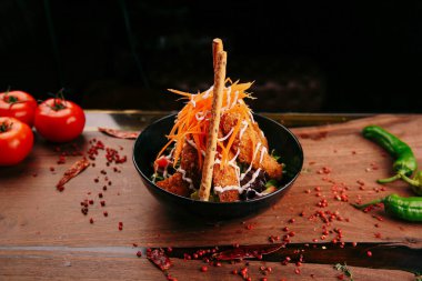 Taze salata tabağı ile karışık yeşillik