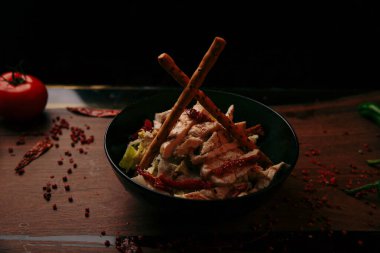 Taze salata tabağı ile karışık yeşillik