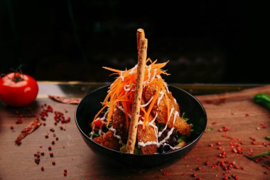 Taze salata tabağı ile karışık yeşillik