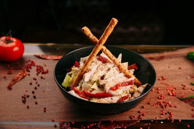 Taze salata tabağı ile karışık yeşillik