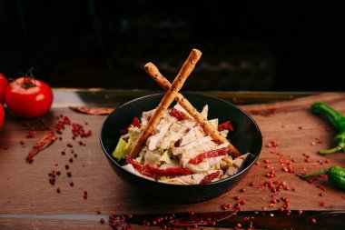 Taze salata tabağı ile karışık yeşillik