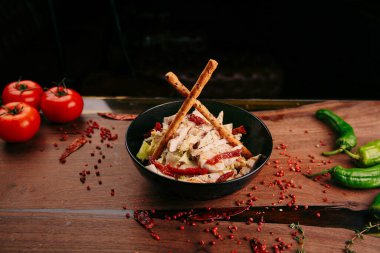 Taze salata tabağı ile karışık yeşillik