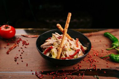 Taze salata tabağı ile karışık yeşillik