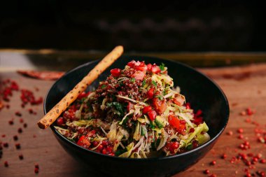 Taze salata tabağı ile karışık yeşillik