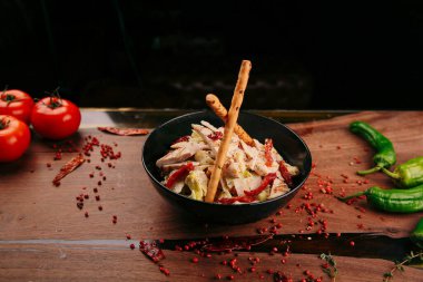 Taze salata tabağı ile karışık yeşillik