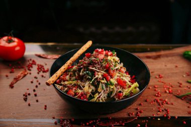 Taze salata tabağı ile karışık yeşillik