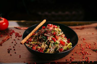 Taze salata tabağı ile karışık yeşillik