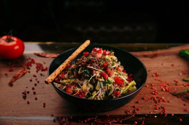 Taze salata tabağı ile karışık yeşillik