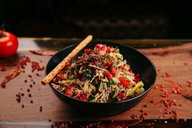 Taze salata tabağı ile karışık yeşillik