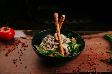 Taze salata tabağı ile karışık yeşillik