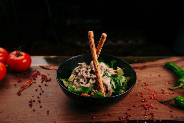 Taze salata tabağı ile karışık yeşillik