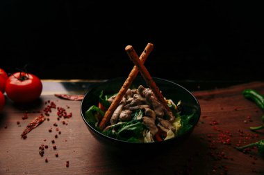 Taze salata tabağı ile karışık yeşillik