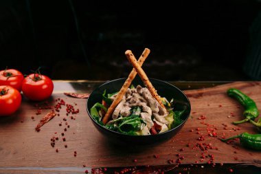 Taze salata tabağı ile karışık yeşillik