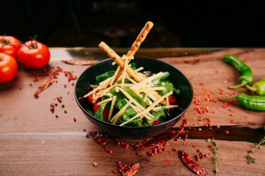 Taze salata tabağı ile karışık yeşillik