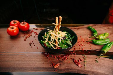 Taze salata tabağı ile karışık yeşillik