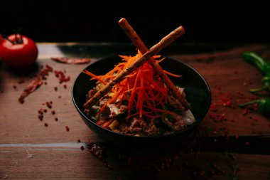 Taze salata tabağı ile karışık yeşillik