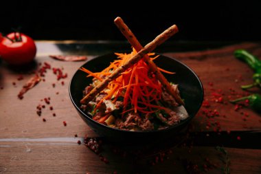 Taze salata tabağı ile karışık yeşillik