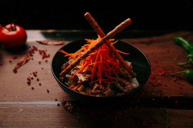 Taze salata tabağı ile karışık yeşillik