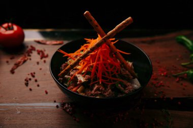 Taze salata tabağı ile karışık yeşillik