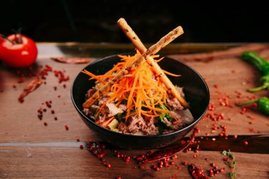 Taze salata tabağı ile karışık yeşillik