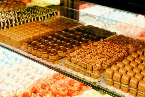 Багато Різноманітних Шоколадних Пралінів — стокове фото