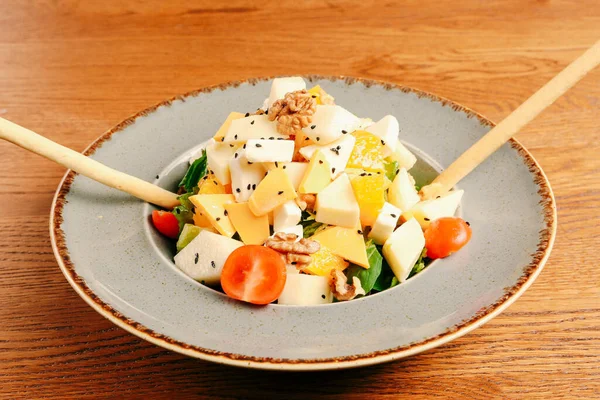 Taze salata tabağı ile karışık yeşillik