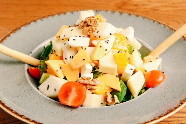 Taze salata tabağı ile karışık yeşillik