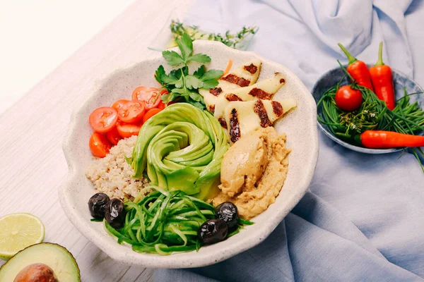 Taze salata tabağı ile karışık yeşillik