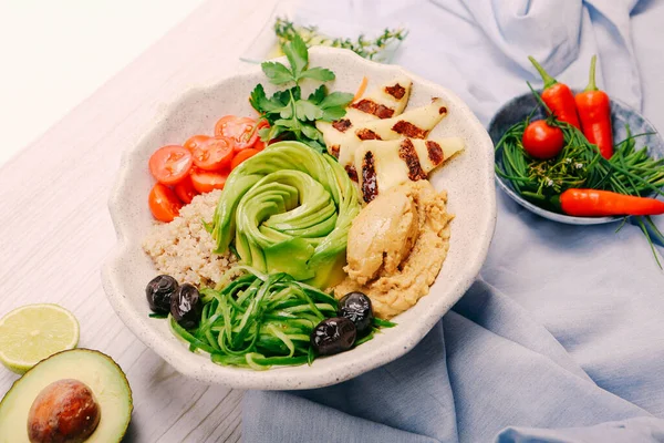 Taze salata tabağı ile karışık yeşillik