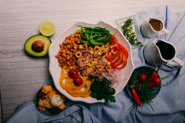 Taze salata tabağı ile karışık yeşillik