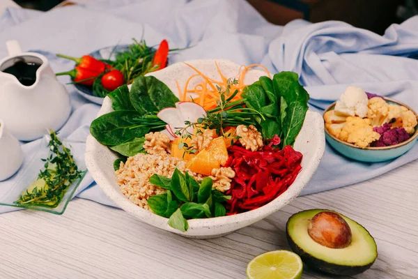 Taze salata tabağı ile karışık yeşillik