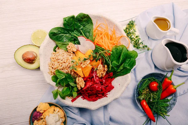 Taze salata tabağı ile karışık yeşillik